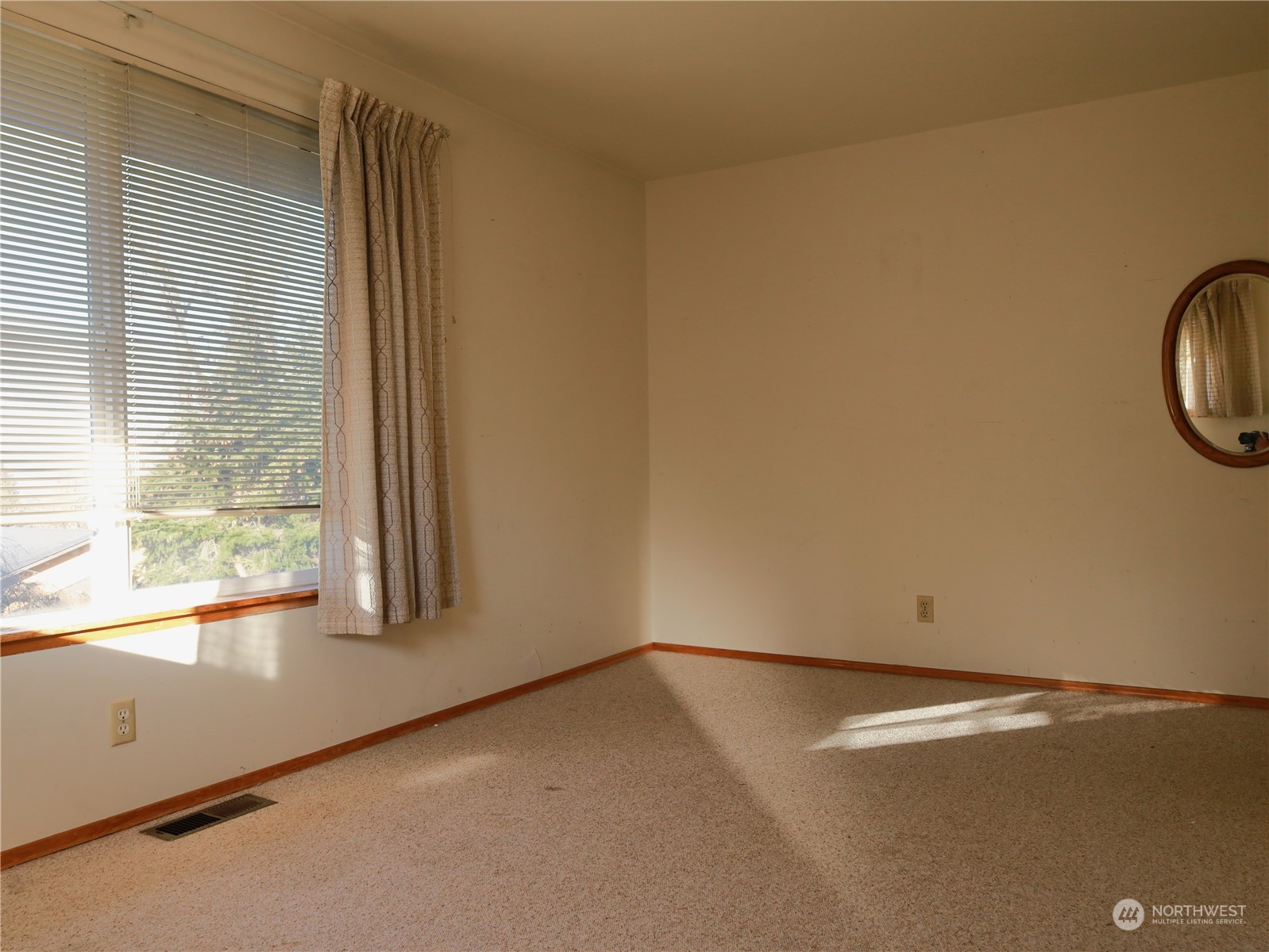 5150 South Creston Street Seattle, WA 98178 - Photo 10 of 27 an empty room with a window
