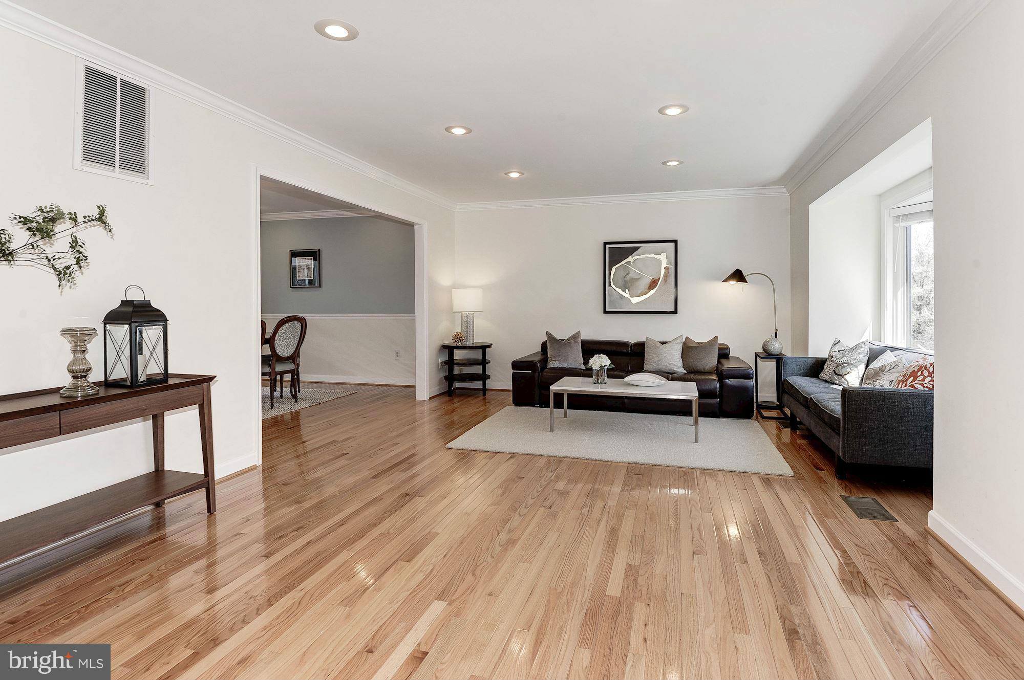 6864 Chelsea Road McLean, VA 22101 - Photo 5 of 30 Living Room