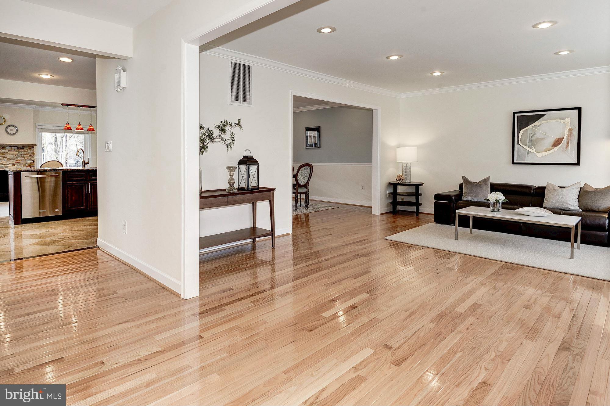 6864 Chelsea Road McLean, VA 22101 - Photo 6 of 30 Living Room