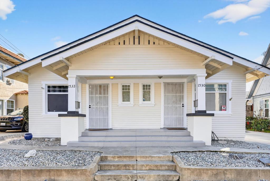 1530 East Appleton Street Long Beach, CA 90802 - Photo 1 of 61 a front view of a house with garden