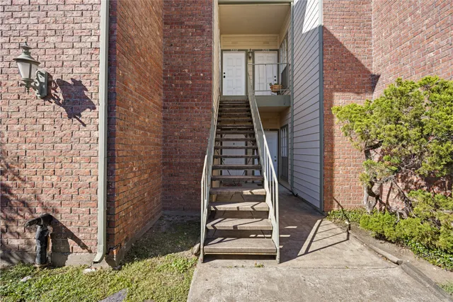 a view of entryway with a front door