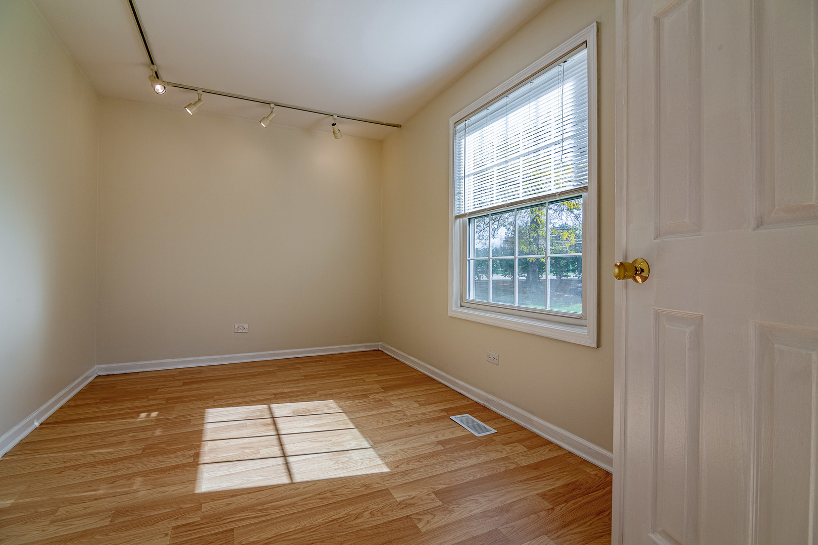 1279 Longacre Lane, Unit 1279 Wheeling, IL 60090 - Photo 10 of 14 a view of an empty room with a window