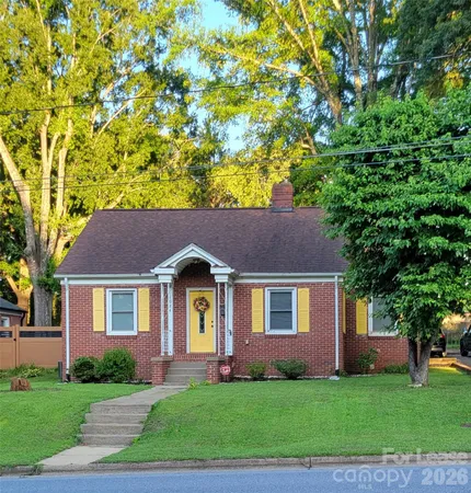 $1,700 | 1024 8th Street Northeast, Hickory, NC 28601