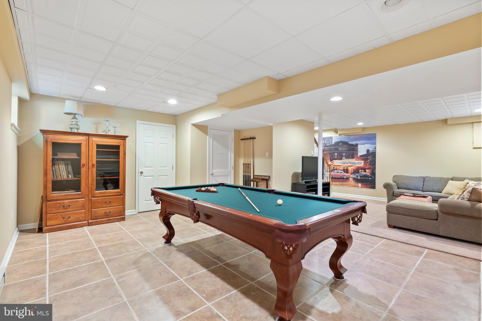 1600 Old Mill Bottom Run Annapolis, MD 21409 - Photo 37 of 56 a living room with a table and chairs