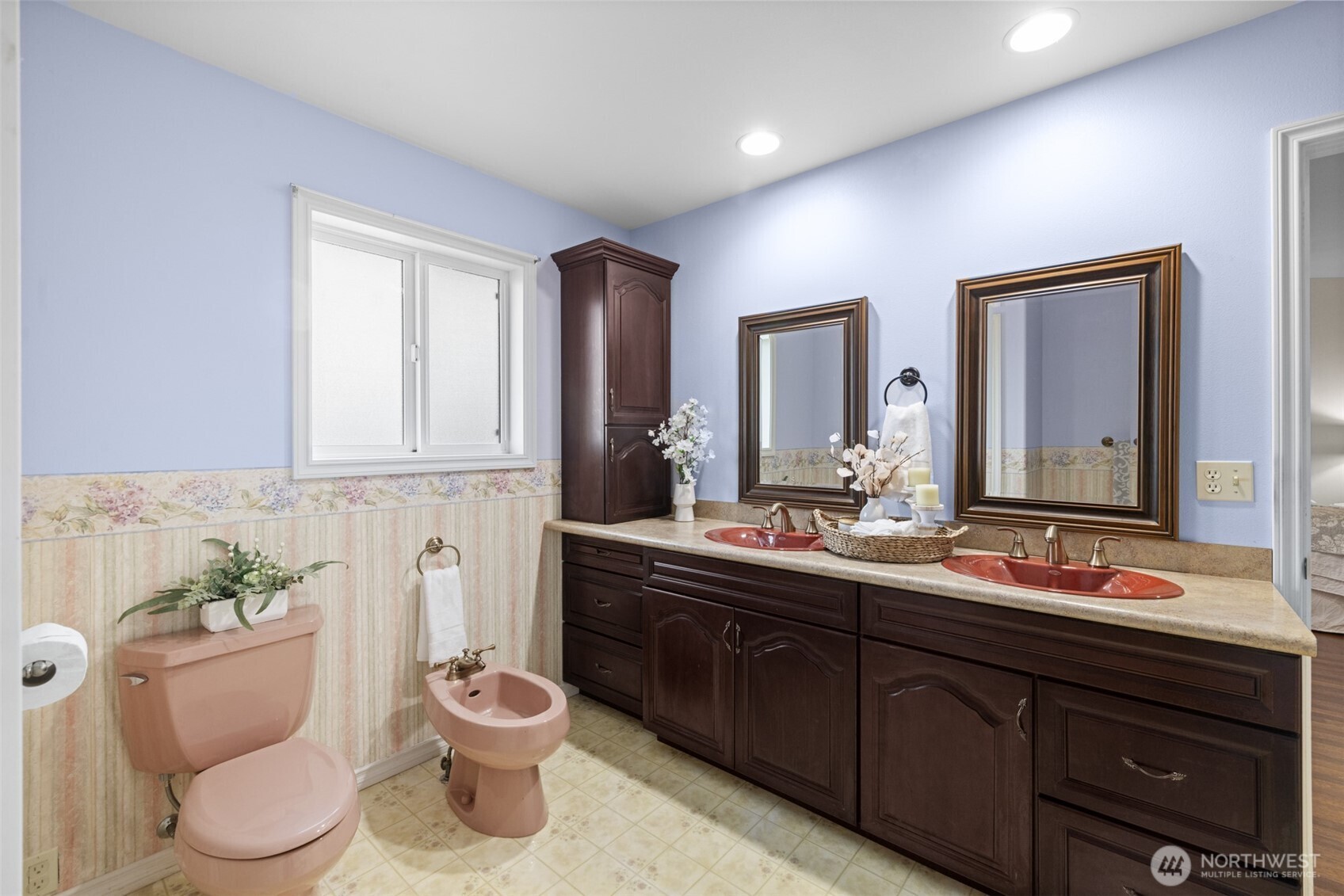 382 Discovery View Drive Sequim, WA 98382 - Photo 17 of 40 a bathroom with a toilet sink and mirror