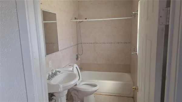 $2,600 | 2523 Roosevelt Street, Unit 3, Hollywood, FL 33020