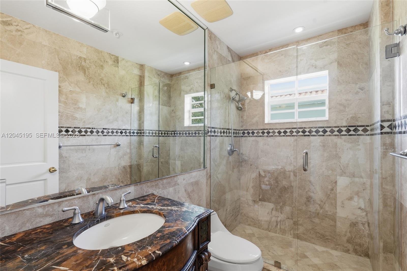 592 Fernwood Road, Unit B Key Biscayne, FL 33149 - Photo 30 of 36 Upstairs full bath
