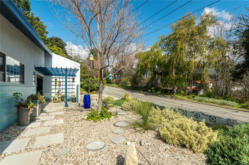 3611 El Lado Drive Glendale, CA 91208 - Photo 23 of 31 a view of a chairs and table in the patio