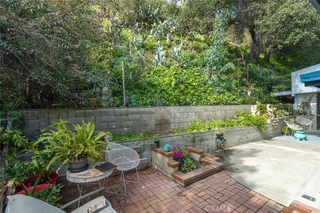 3611 El Lado Drive Glendale, CA 91208 - Photo 29 of 31 a garden view with a seating space