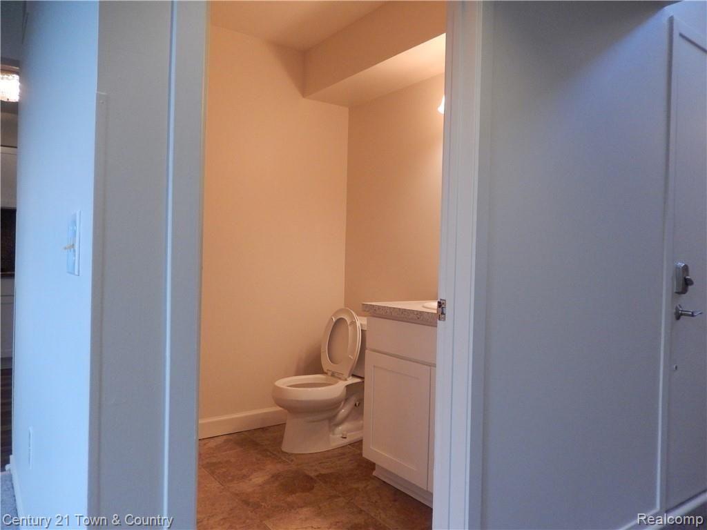 696 Charing Court, Unit 186 Rochester, MI 48307 - Photo 4 of 56 DSCN2148.JPG