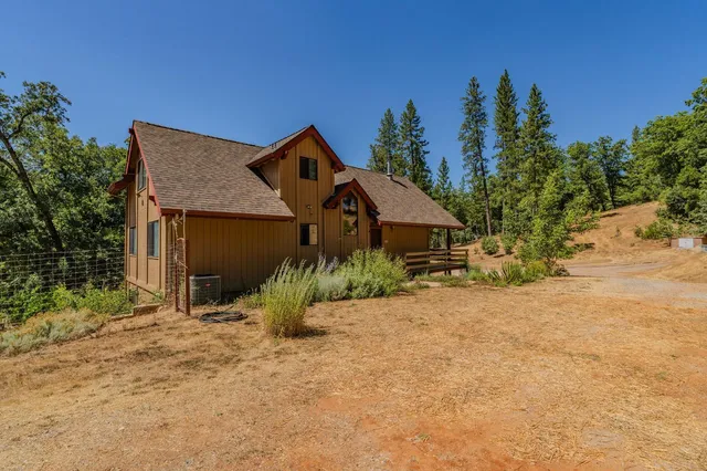 a view of yard with trees