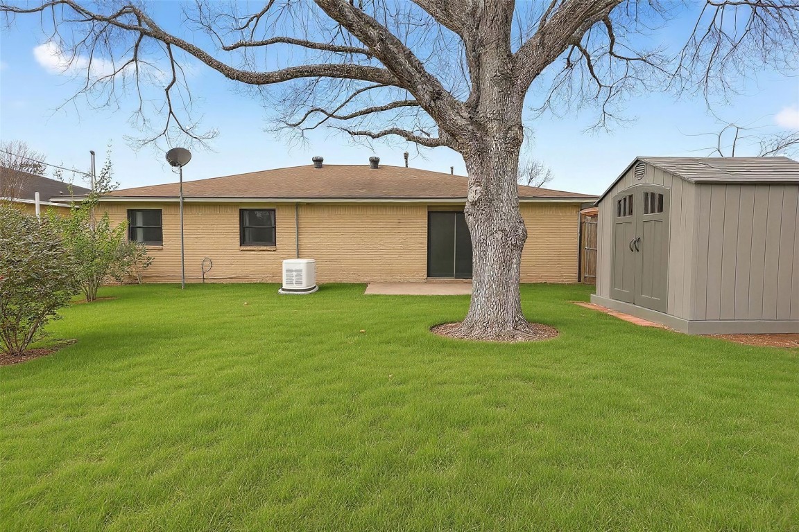 11807 South Ridgewood Circle Houston, TX 77071 - Photo 15 of 18 a front view of house with yard