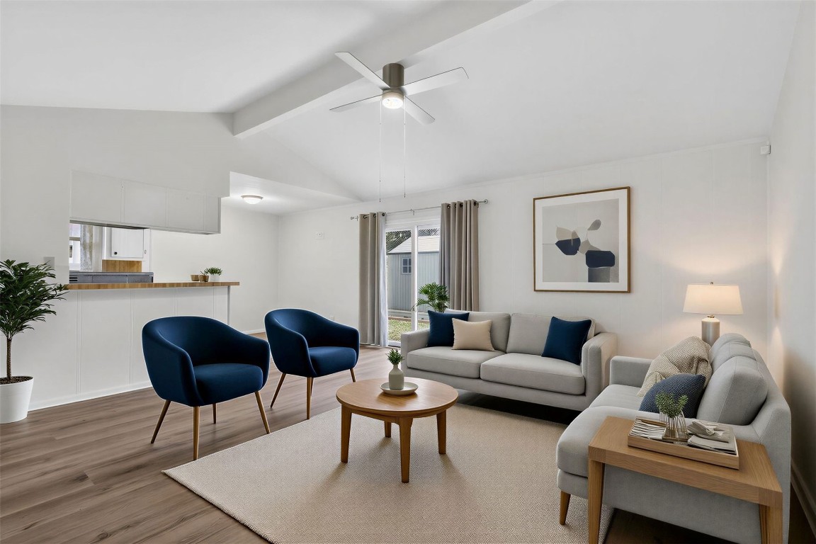 11807 South Ridgewood Circle Houston, TX 77071 - Photo 4 of 18 a living room with furniture