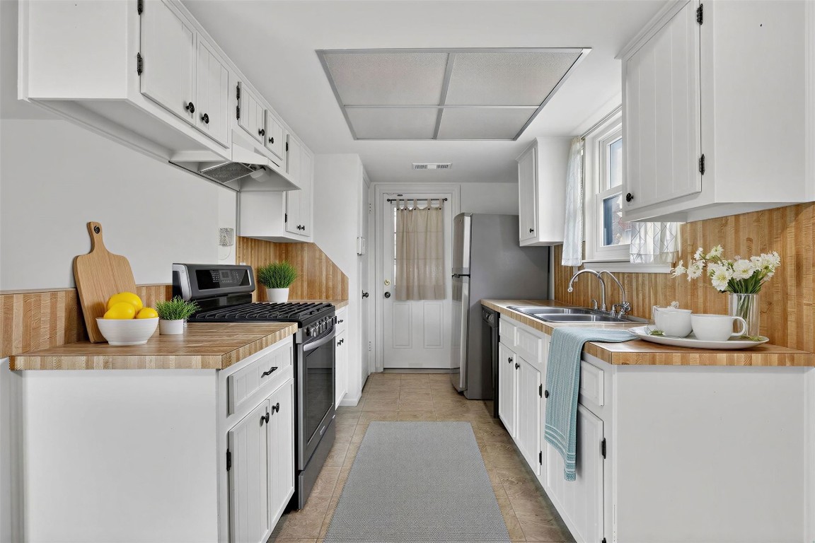11807 South Ridgewood Circle Houston, TX 77071 - Photo 6 of 18 a kitchen with stainless steel appliances granite countertop a sink and cabinets