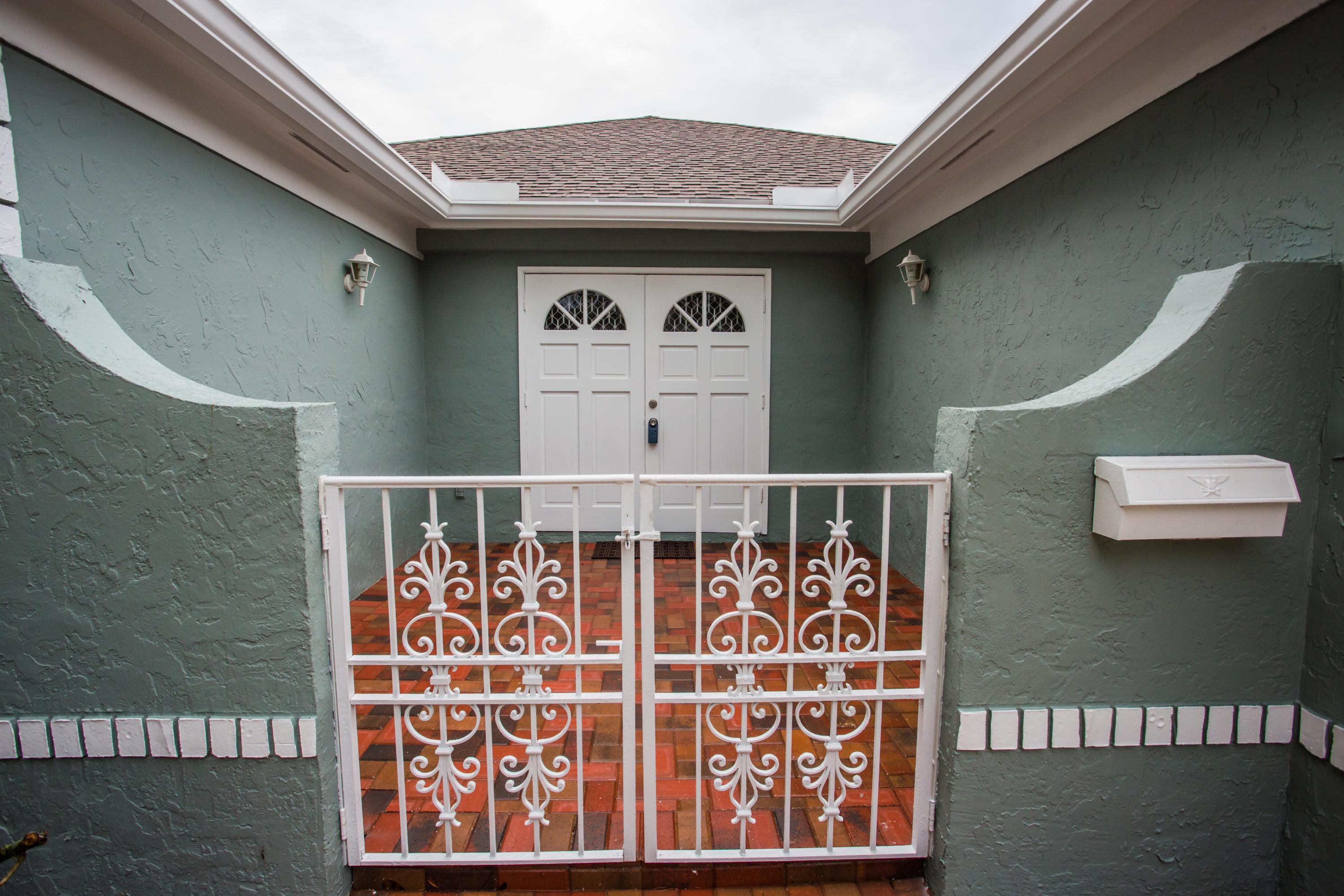 24 Del Rio Boulevard Boca Raton, FL 33432 - Photo 5 of 35 Home entrance