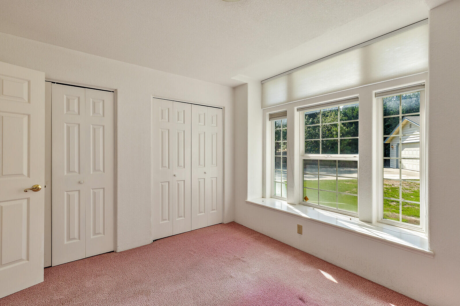 7212 Lower River Road Grants Pass, OR 97526 - Photo 22 of 31 an empty room with windows