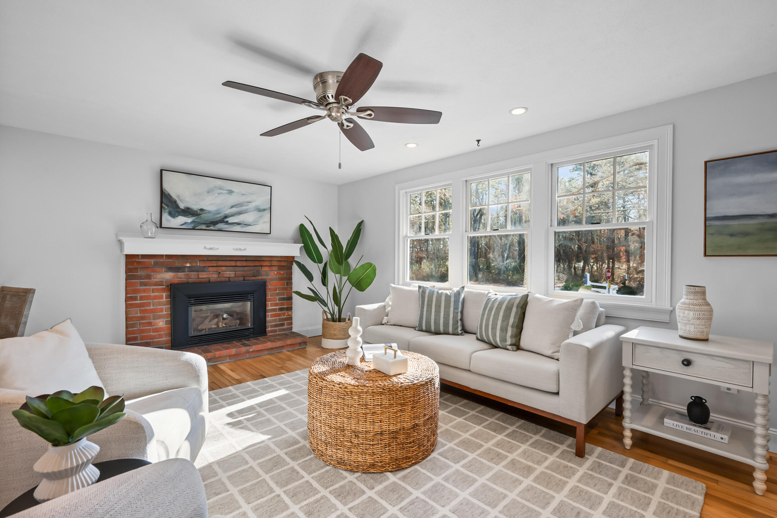 7 Manitoba Road Mashpee, MA 02649 - Photo 3 of 29 7 Manitoba - Living Room