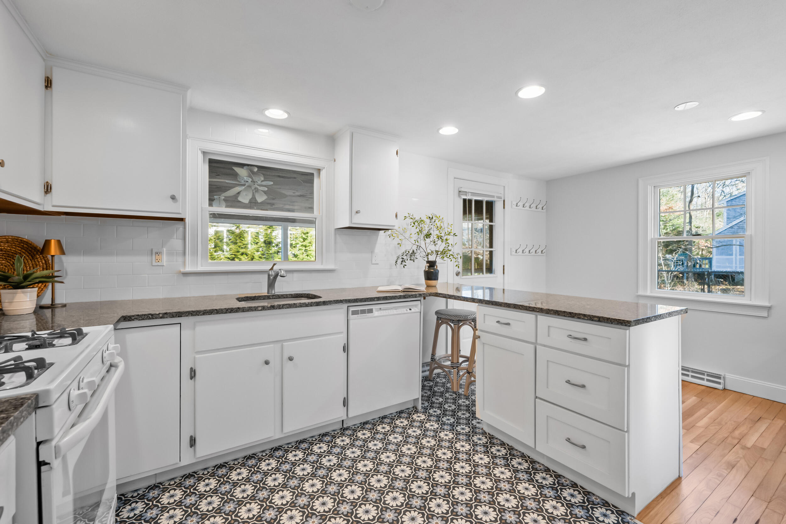 7 Manitoba Road Mashpee, MA 02649 - Photo 9 of 29 7 Manitoba - Kitchen