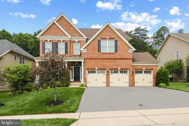 a view of a yard in front of house