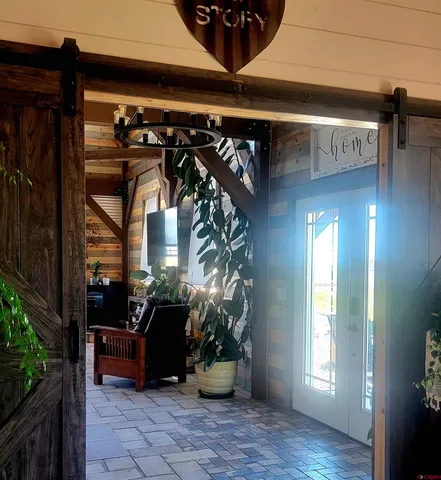 a view of entryway with a yard