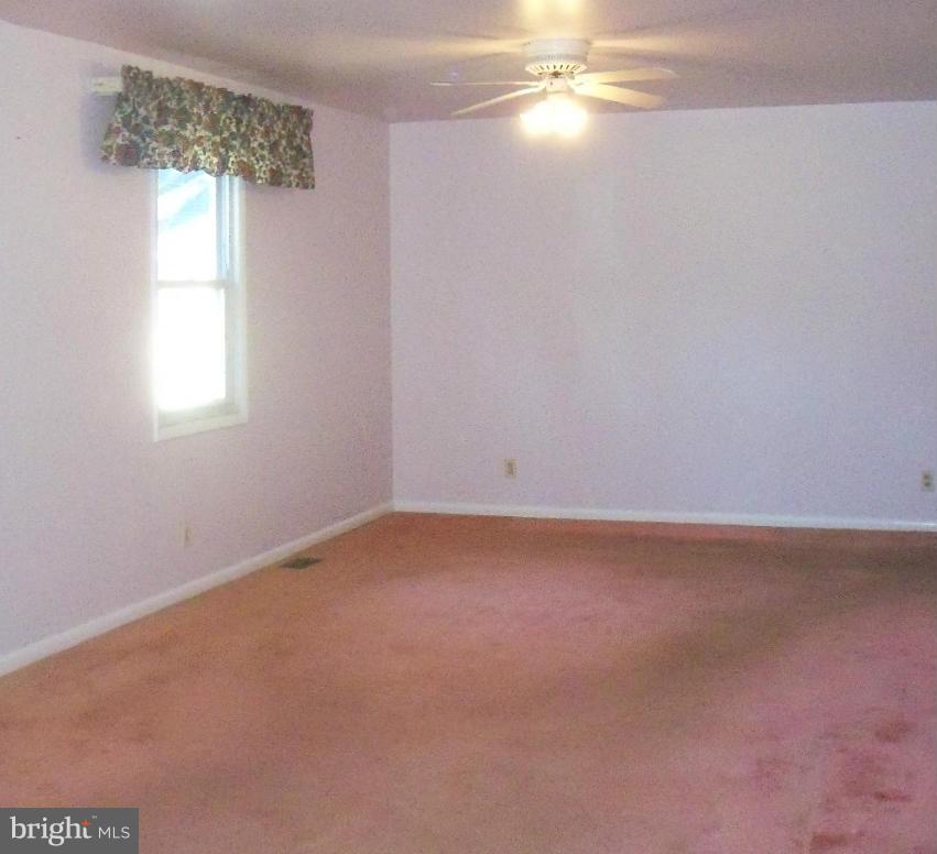 5544 Oakland Road Baltimore, MD 21227 - Photo 4 of 23 Family Room