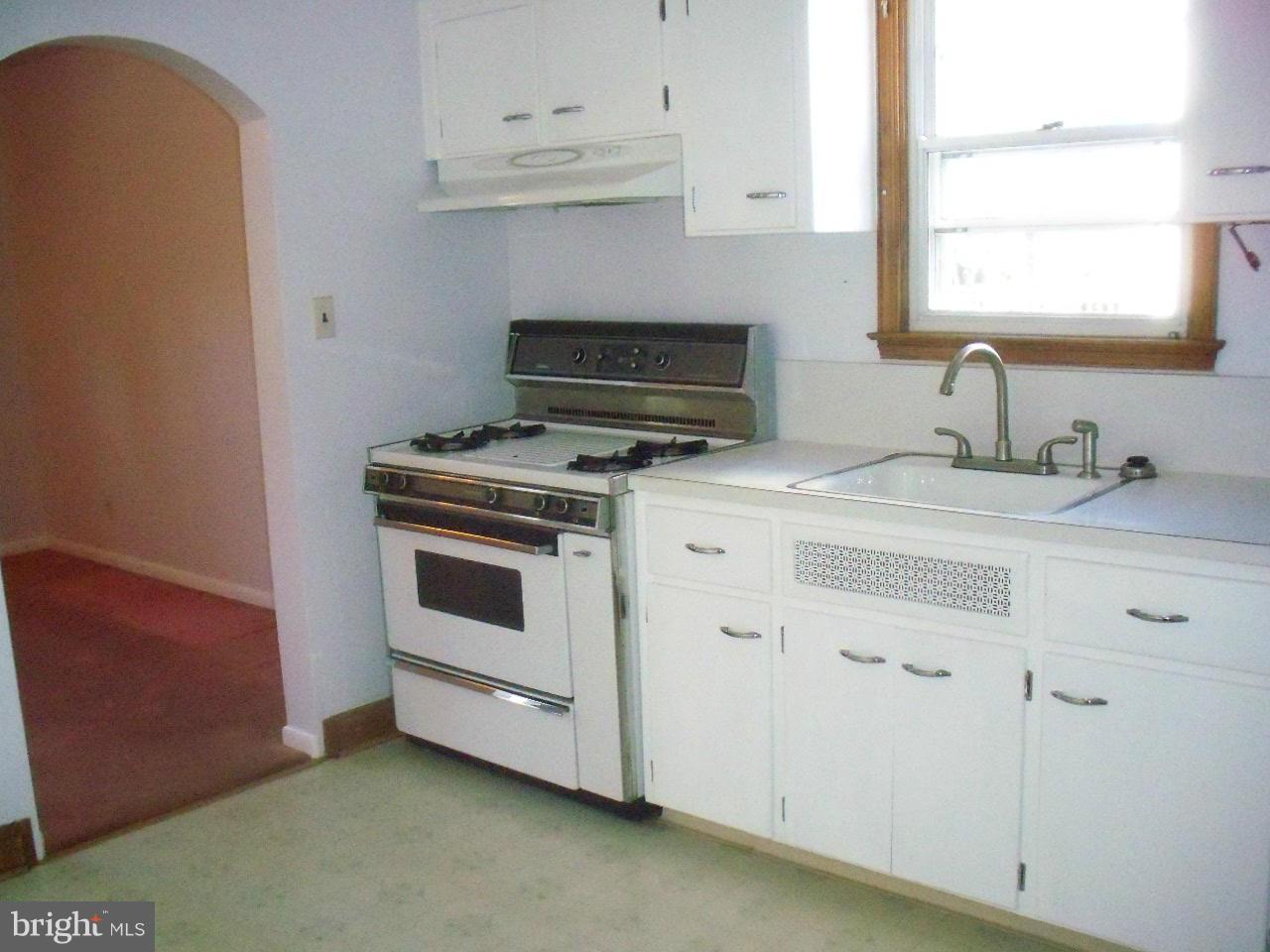 5544 Oakland Road Baltimore, MD 21227 - Photo 5 of 23 Kitchen