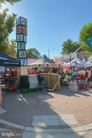 a view of a parking area