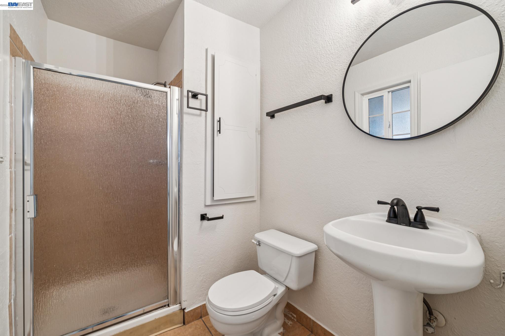 554 Chestnut Avenue Tracy, CA 95376 - Photo 14 of 27 a bathroom with a toilet a sink and a mirror