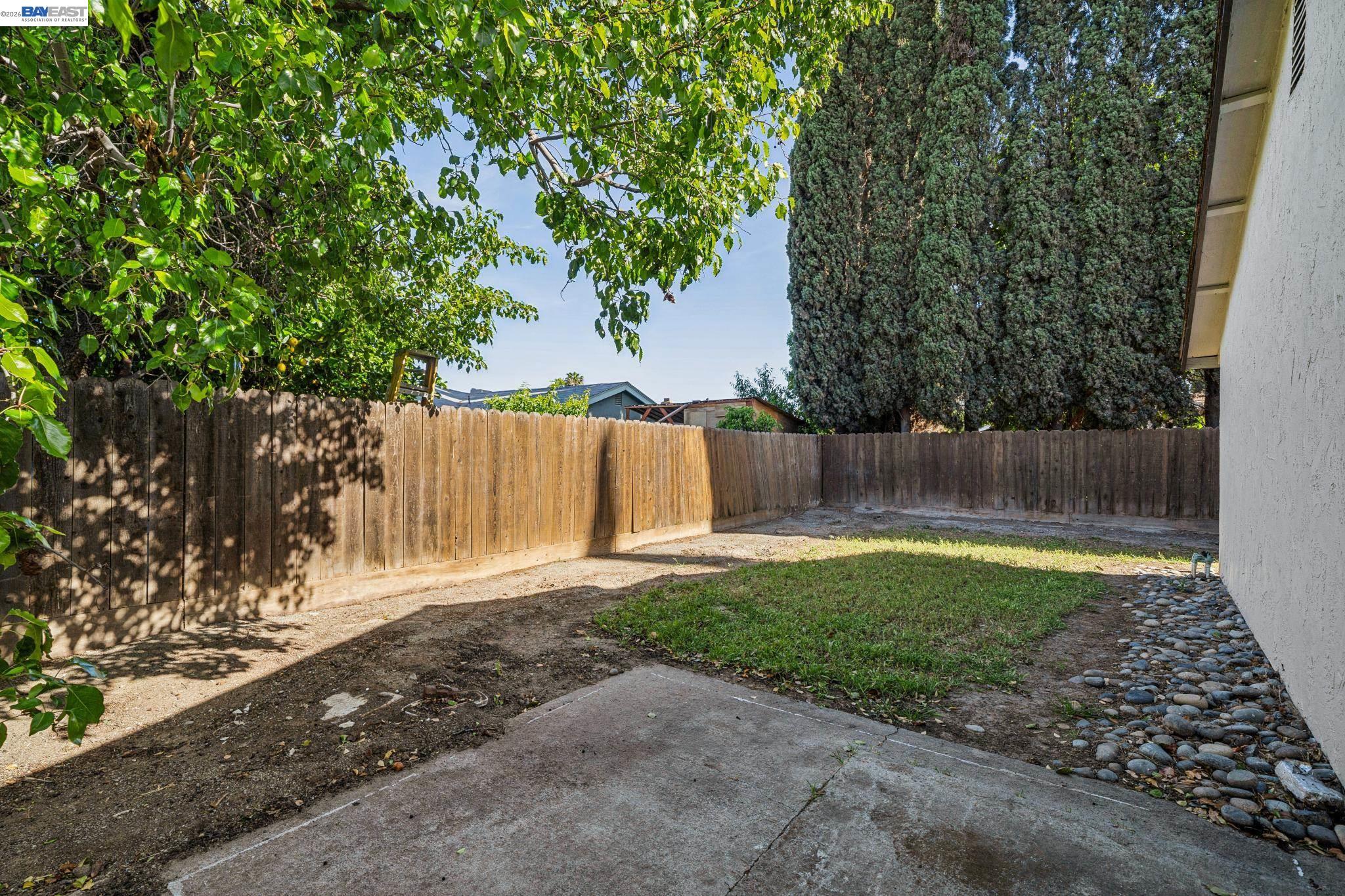 554 Chestnut Avenue Tracy, CA 95376 - Photo 25 of 27 a backyard of a house with lots of green space