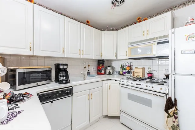 a view of entryway with a front door