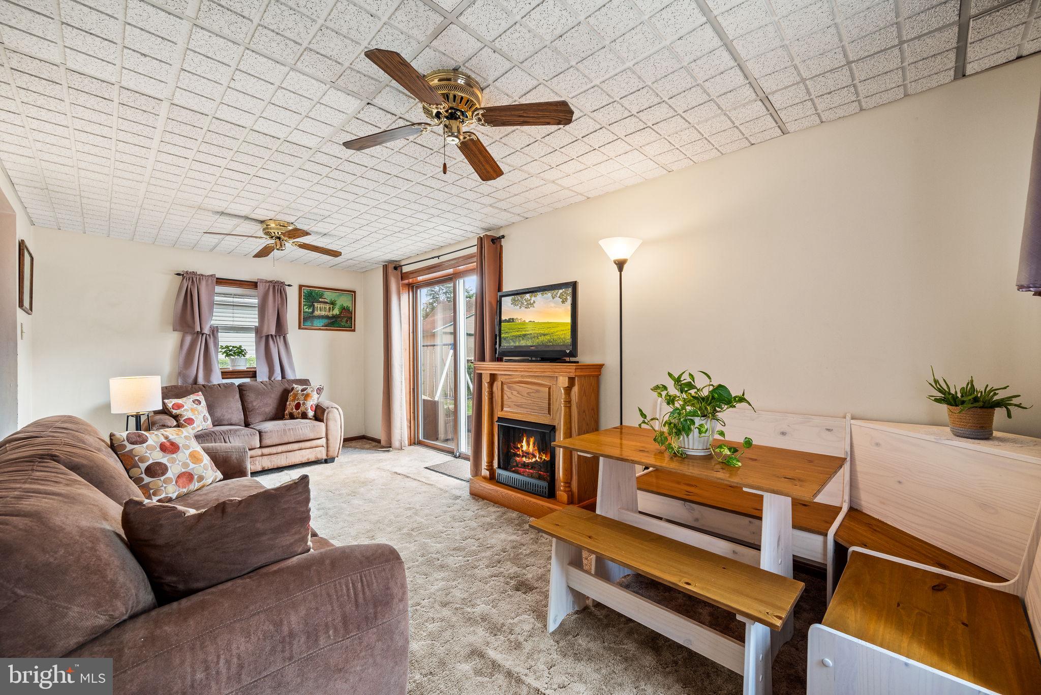 122 Kent Road Springfield, PA 19064 - Photo 13 of 25 Sun-Filled Family Room Off of Kitchen