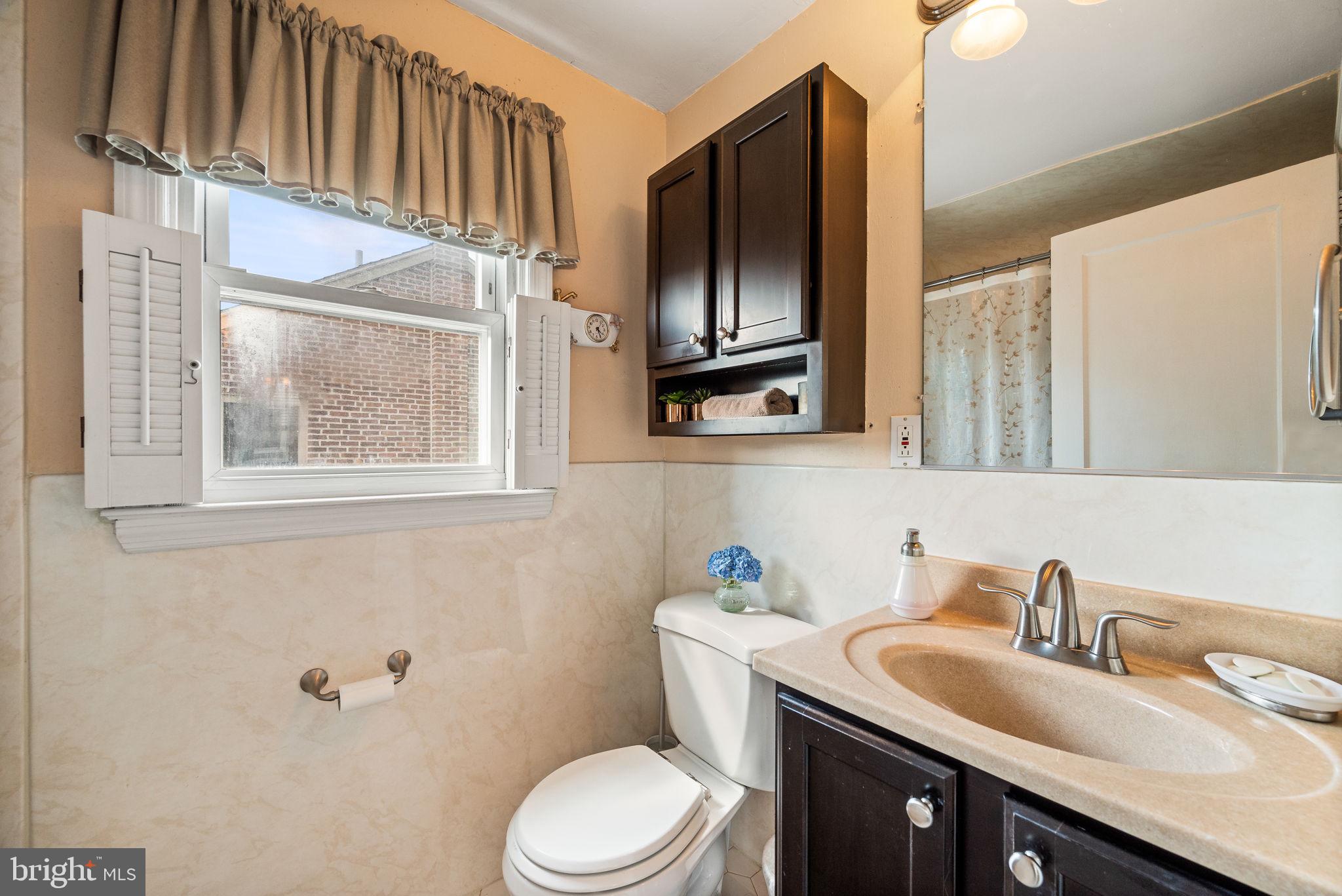 122 Kent Road Springfield, PA 19064 - Photo 19 of 25 Full Hall Bathroom