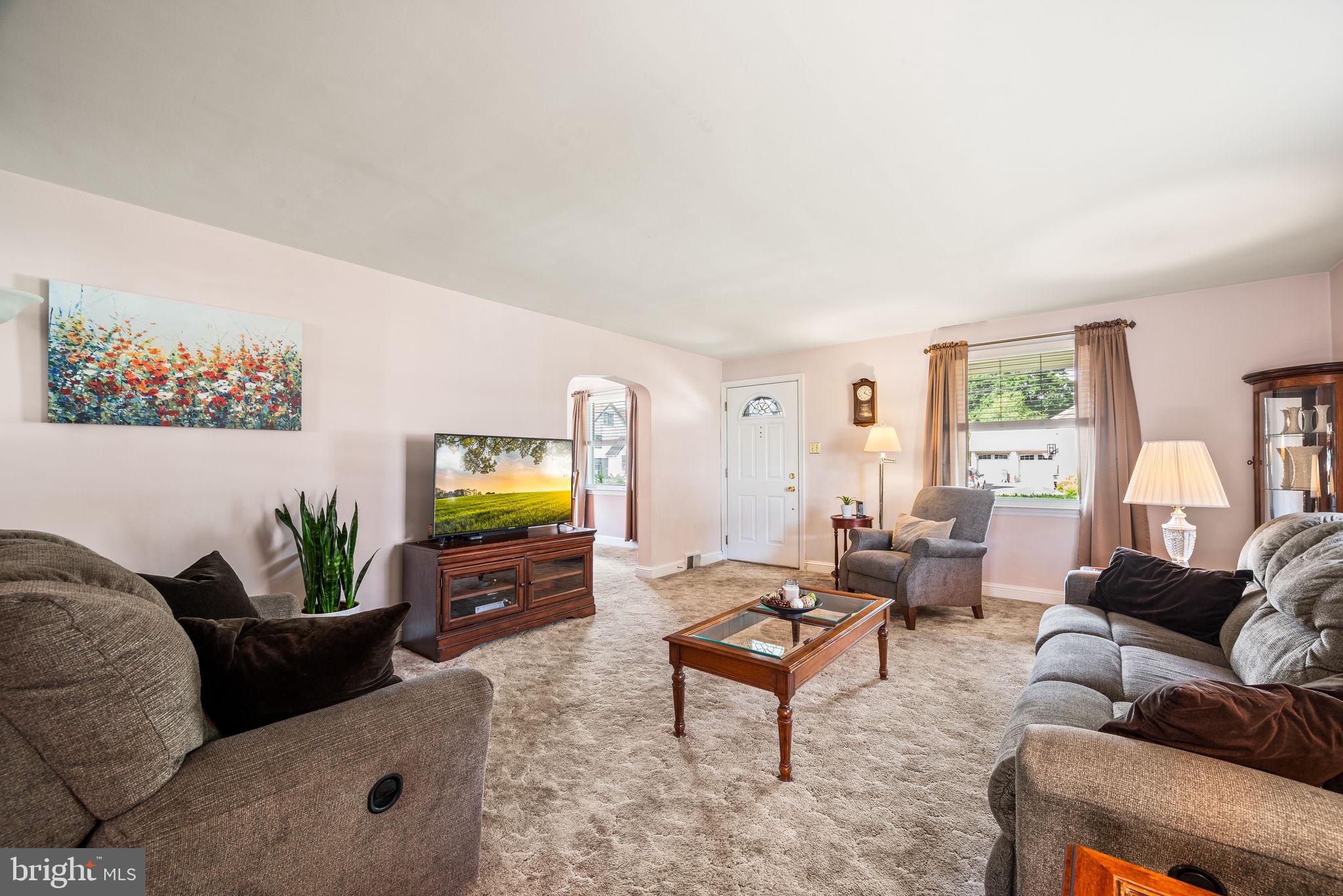 122 Kent Road Springfield, PA 19064 - Photo 4 of 25 Bright and Spacious Living Room