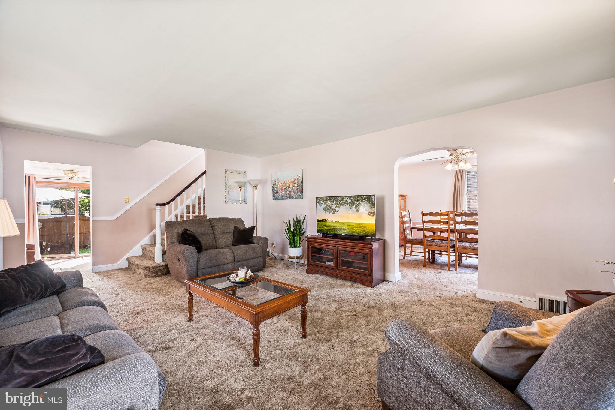122 Kent Road Springfield, PA 19064 - Photo 6 of 25 Bright and Spacious Living Room