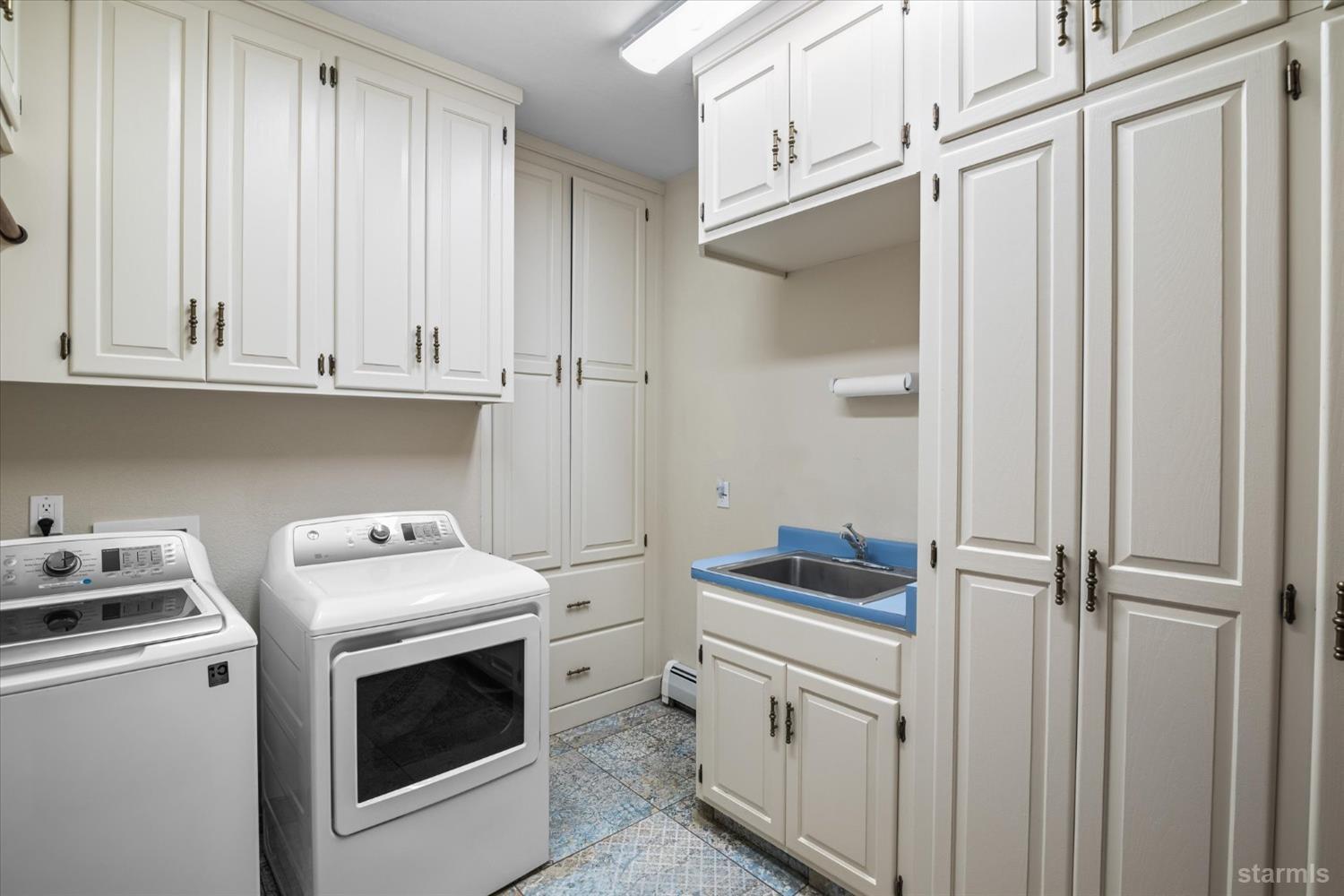 4201 Sandy Circle Carson City, NV 89703 - Photo 35 of 40 a utility room with dryer and washer