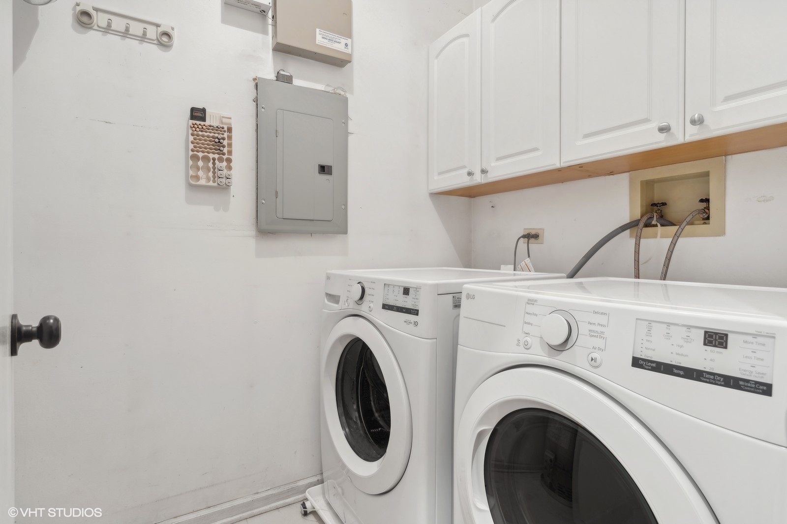 829 West Wolfram Street, Unit 2 Chicago, IL 60657 - Photo 16 of 17 a view of washer and dryer