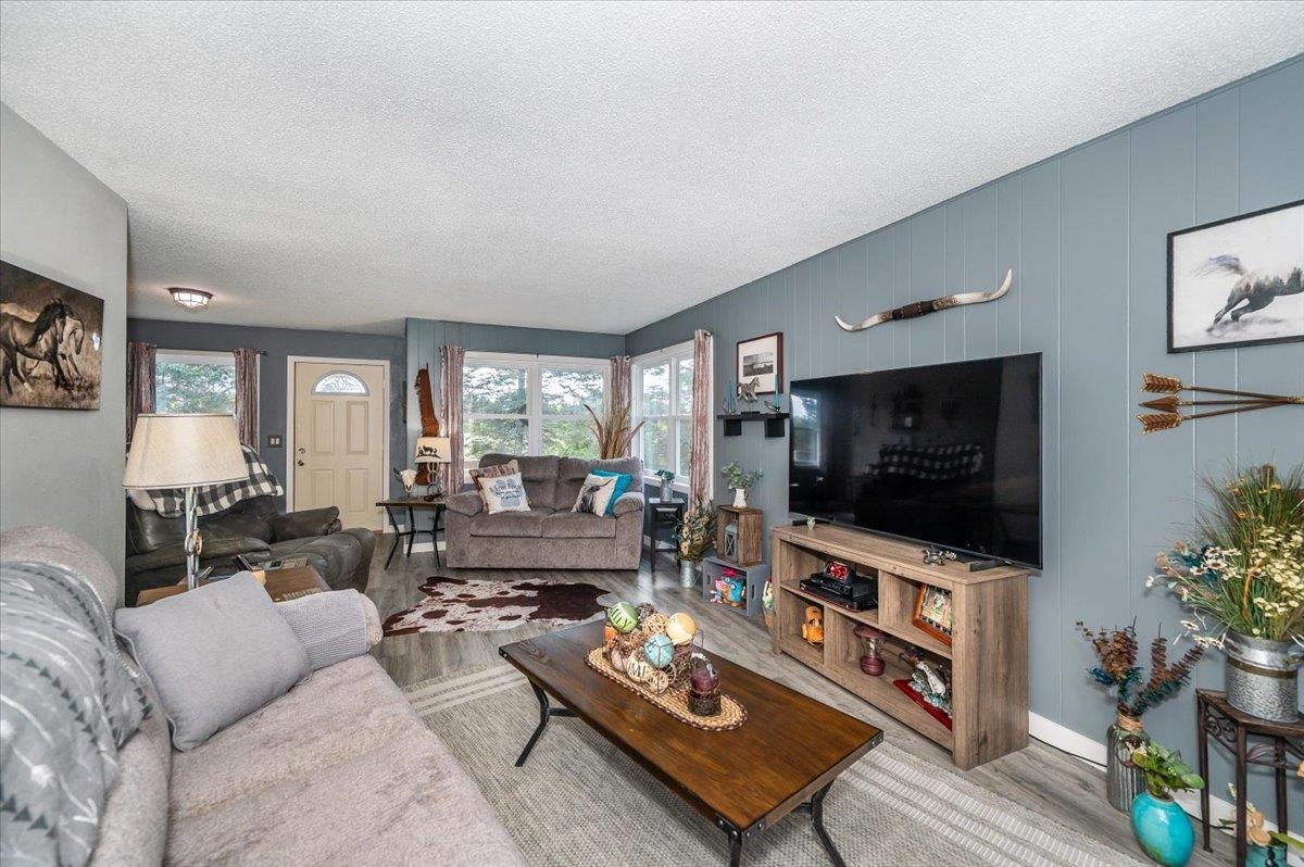 5164 Miller Road Superior, WI 54880 - Photo 14 of 25 Comfortable living room