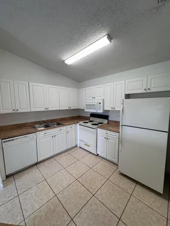 $1,700 | 3700 North 56th Avenue, Unit 1033, Hollywood, FL 33021