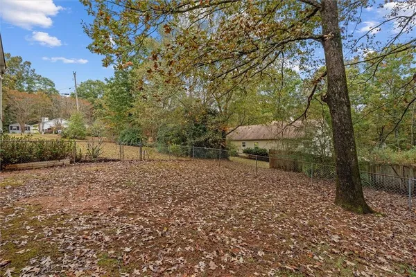 a view of a backyard