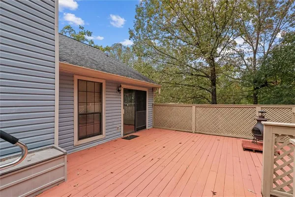 a view of a backyard