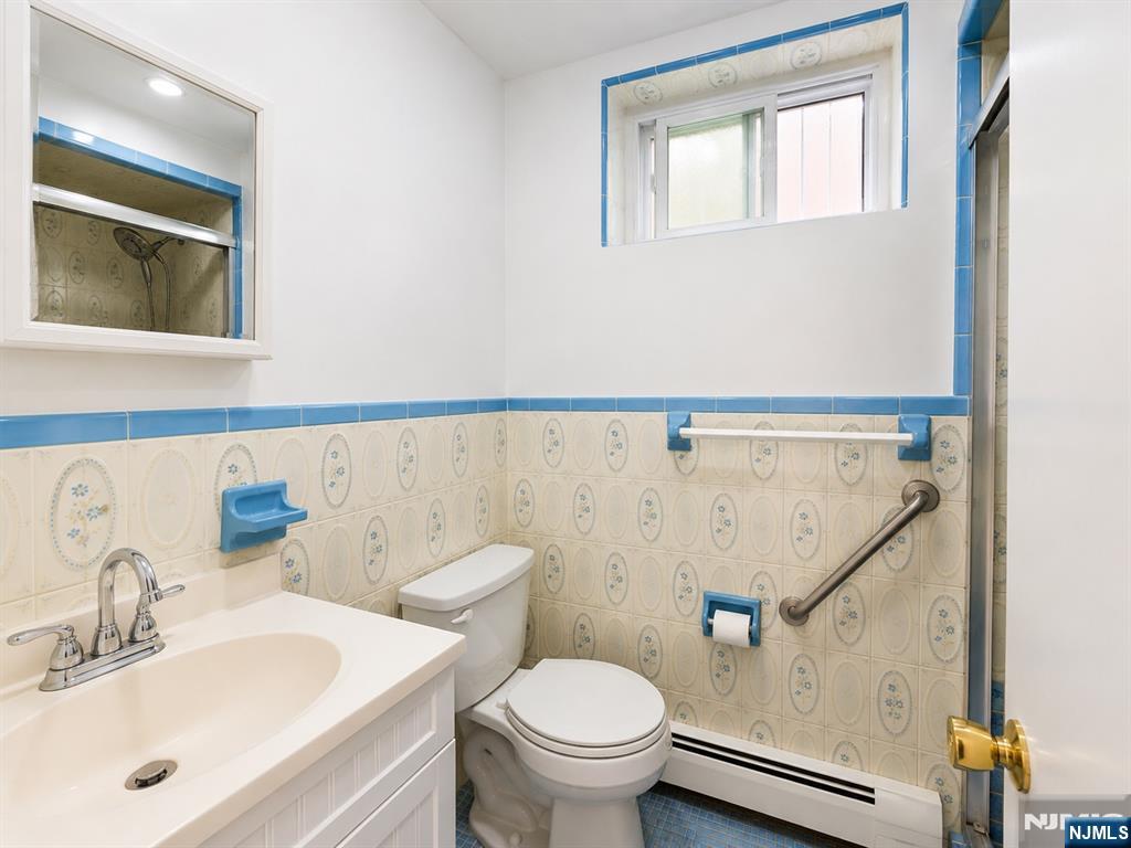758 Norman Road Ridgefield, NJ 07657 - Photo 4 of 9