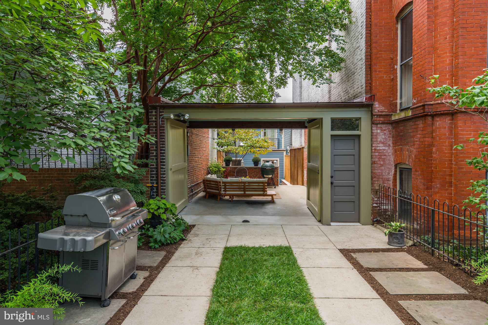 612 E Street Southeast Washington, DC 20003 - Photo 3 of 40