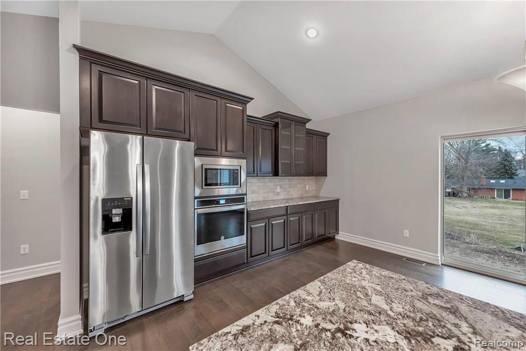 3781 Milano Ct. Rochester Hills, MI 48307 - Photo 18 of 38