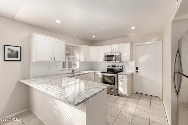 a picture of a book shelf