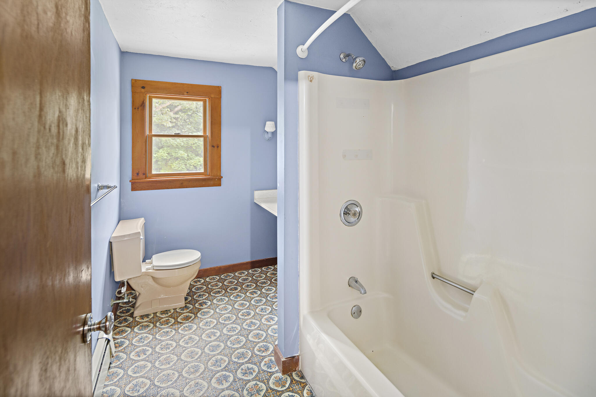 195 County Road Oak Bluffs, MA 02557 - Photo 19 of 24 Second-floor full bath