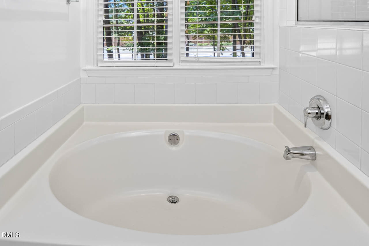 5620 Slide Rock Lane Raleigh, NC 27613 - Photo 29 of 34 5620 Slide Rock Ln-33 master shpwer