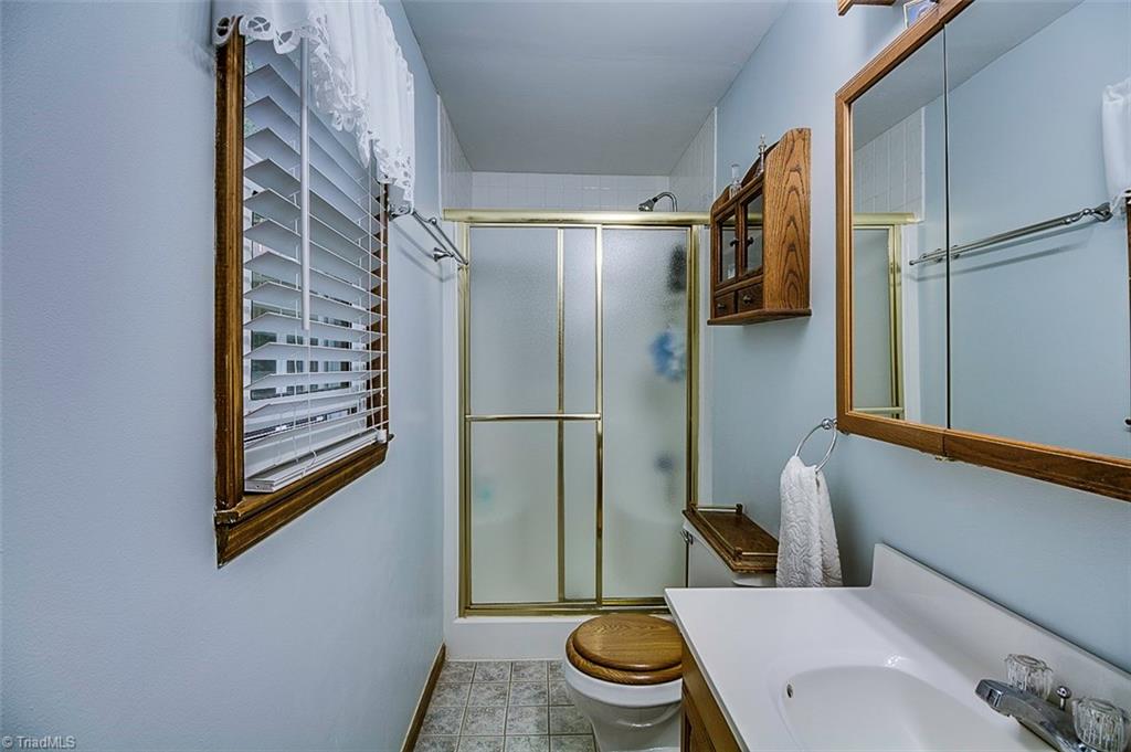 4045 Earnhardt Road Asheboro, NC 27205 - Photo 15 of 29 Master Bath
