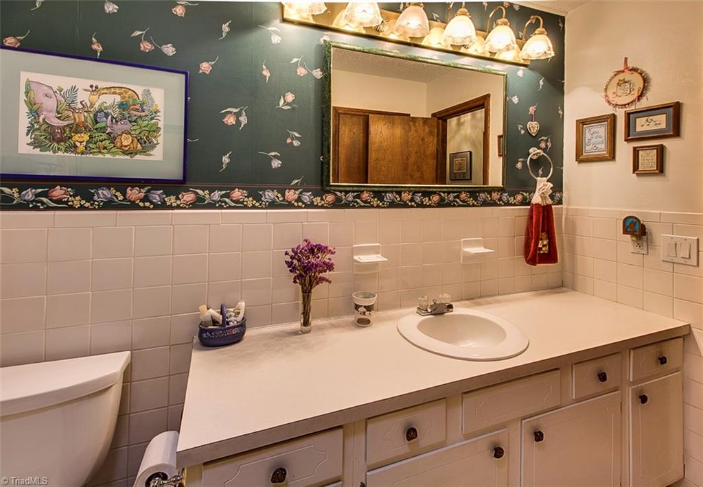 4045 Earnhardt Road Asheboro, NC 27205 - Photo 18 of 29 Hall Bath