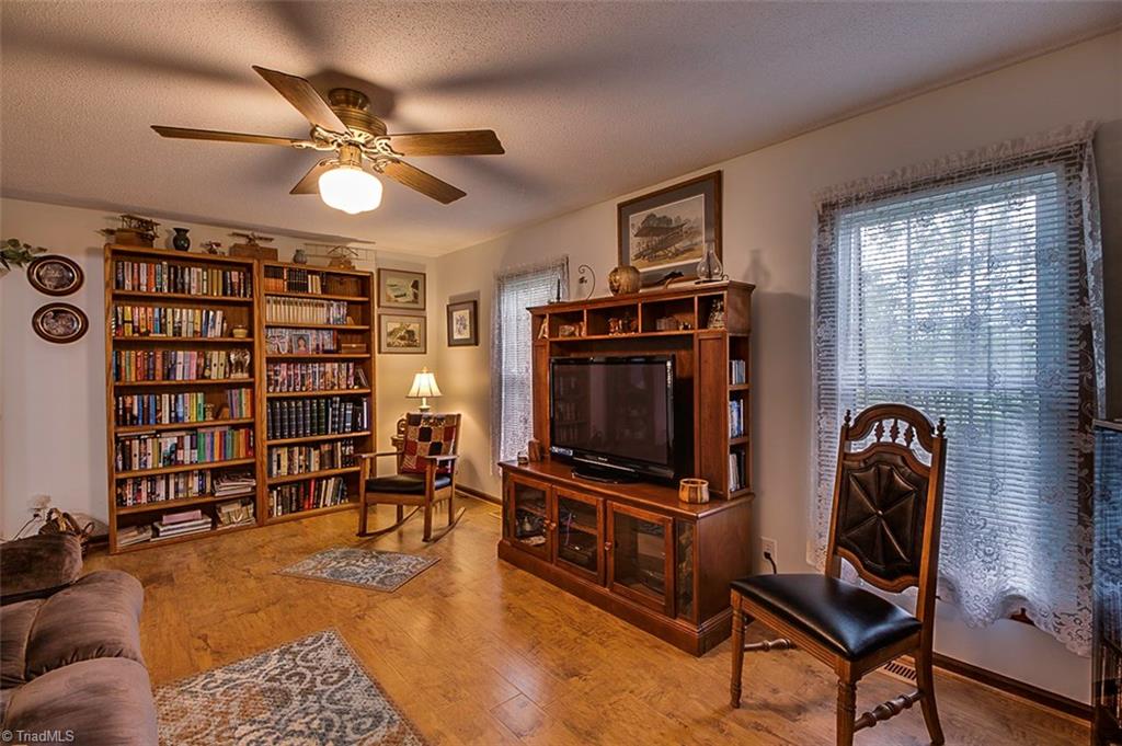 4045 Earnhardt Road Asheboro, NC 27205 - Photo 4 of 29 Living Room