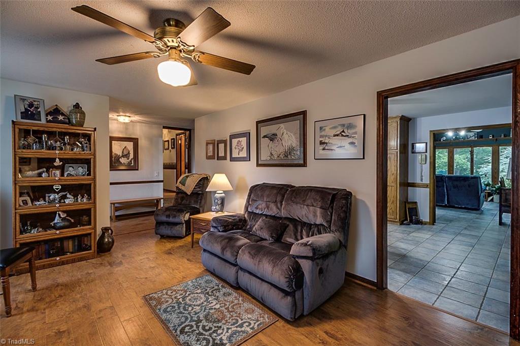 4045 Earnhardt Road Asheboro, NC 27205 - Photo 5 of 29 Living Room